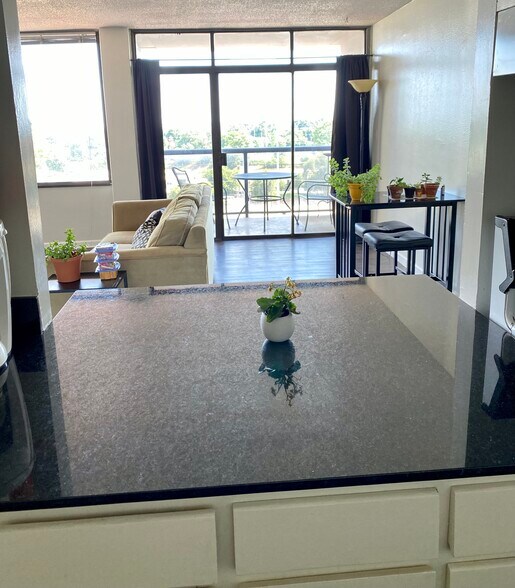 Building Photo - 450 W 7th St