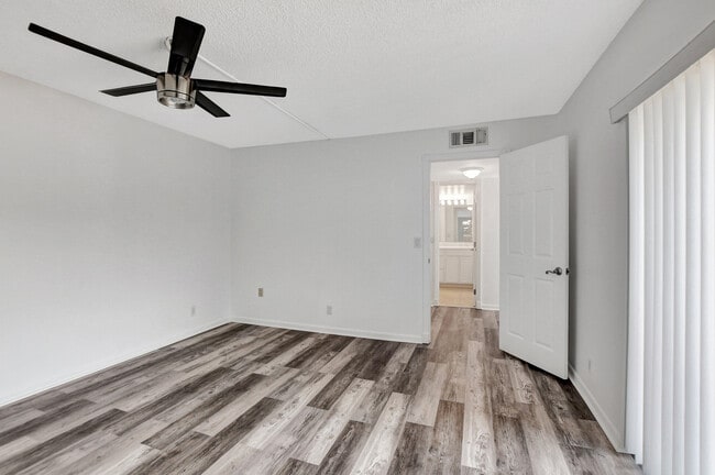 Building Photo - 2555 Albatross Rd N