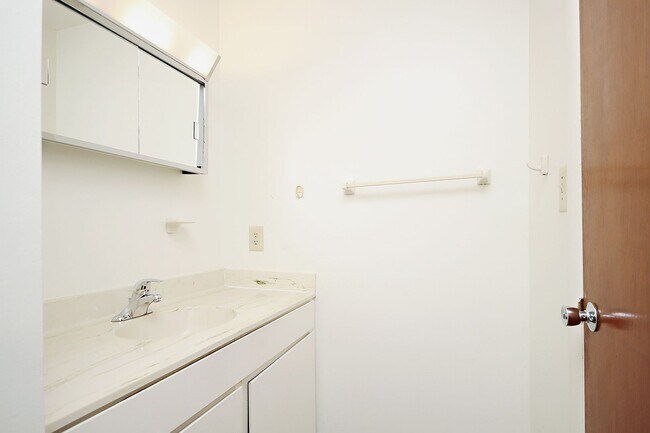 Building Photo - Huntington Village Townhome, Near UVA's North Grounds