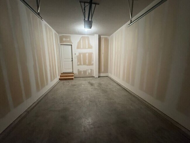 Building Photo - Luxury 5BR 4 BA Home w/ Pool and Clubhouse Access in GREAT location!