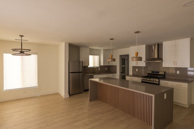 Building Photo - 17601 Hamlin St