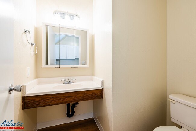 Building Photo - Lovely Townhouse | Remodeled | Private Patio