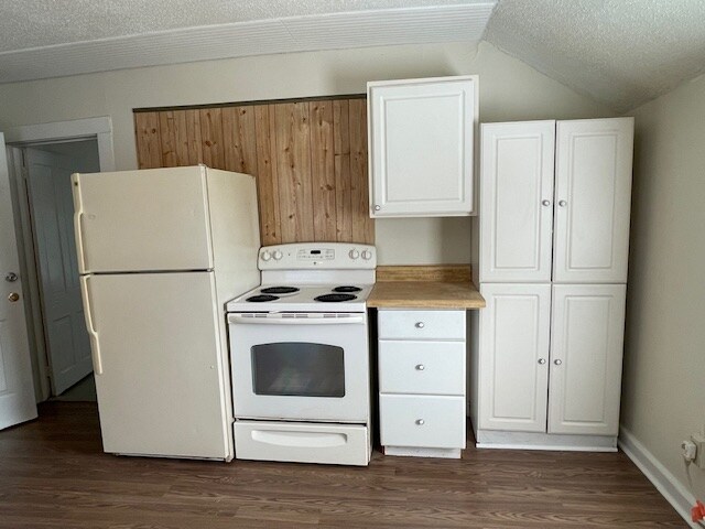 Building Photo - 300 Sortwell St