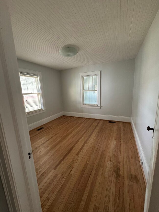 Building Photo - Cute Bungalow Near NC State Fairgrounds - Pet Friendly!