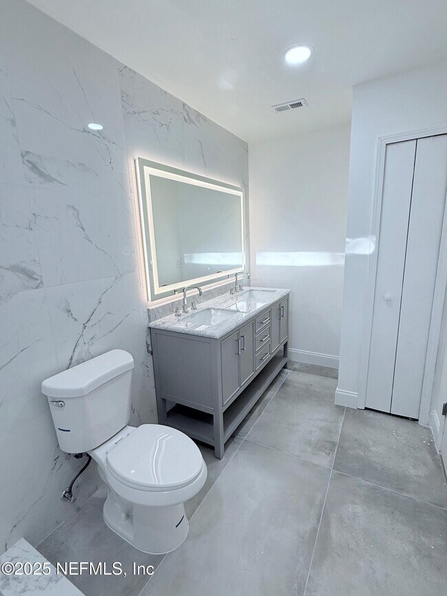 Building Photo - 2160 Rothbury Dr