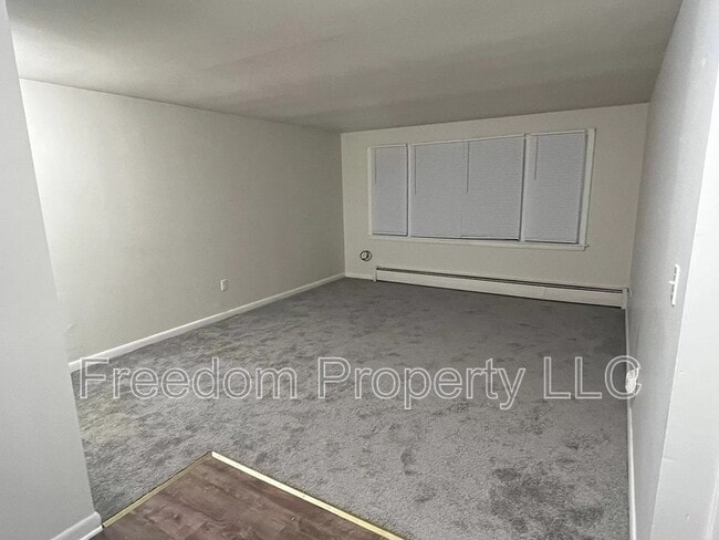 Building Photo - 353 Main St