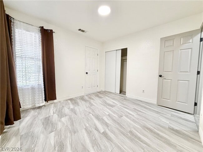 Building Photo - 6251 Desert Sun Dr