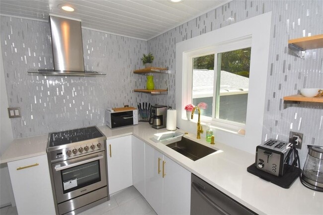 Building Photo - 2450 Hawthorne St