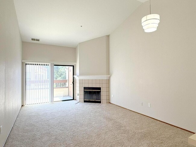 Building Photo - REDUCED ! BRIGHT TOP FLOOR 2 BEDROOM CONDO...