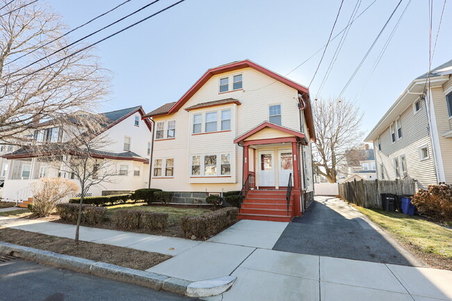 Building Photo - Stunning, Renovated, Spacious 2 Bed / 1 Bath in North Quincy