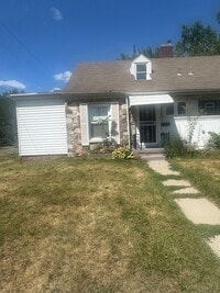 Building Photo - 2 bedroom/ 1 bathroom Duplex!