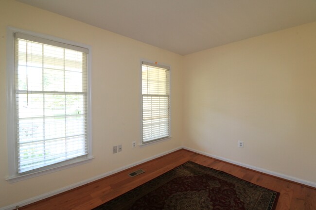 Building Photo - 5 BD + 3.5 Bath Bright & Beautiful Colonia...