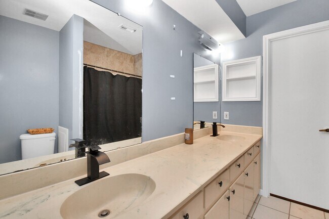 Building Photo - 2510 Hilton Head Dr