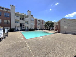 Building Photo - Ground-Level 1/1 Open Condo in Dallas!