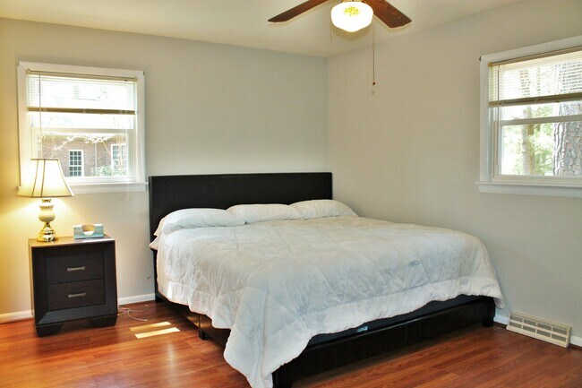 Building Photo - 87 Lakeview Dr