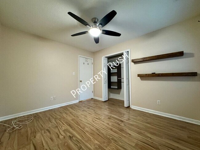 Building Photo - 1110 Fernway Cir