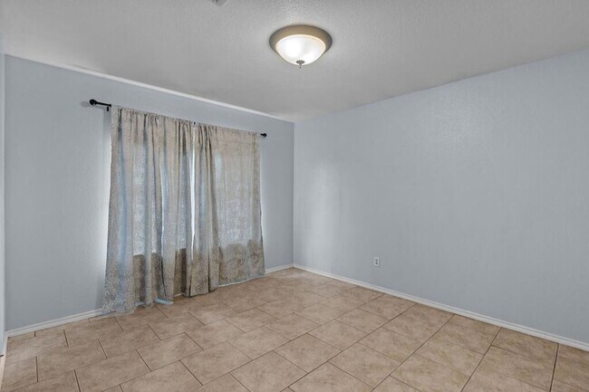 Building Photo - 1708 English Dr