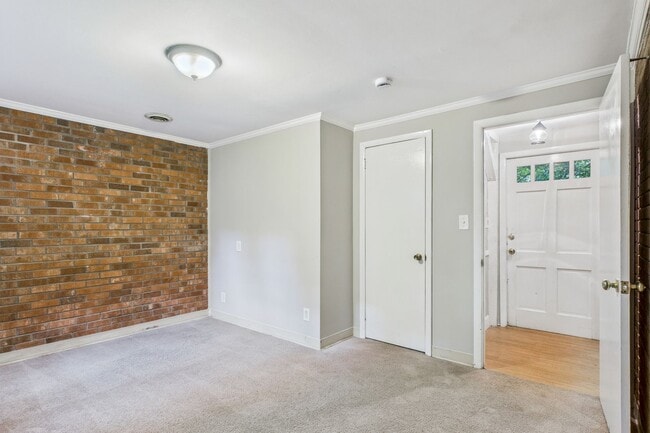 Building Photo - Large Home in Guilford Hills, Hardwood Flo...