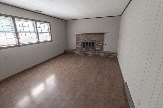 Building Photo - 306 W Briarwood Ln