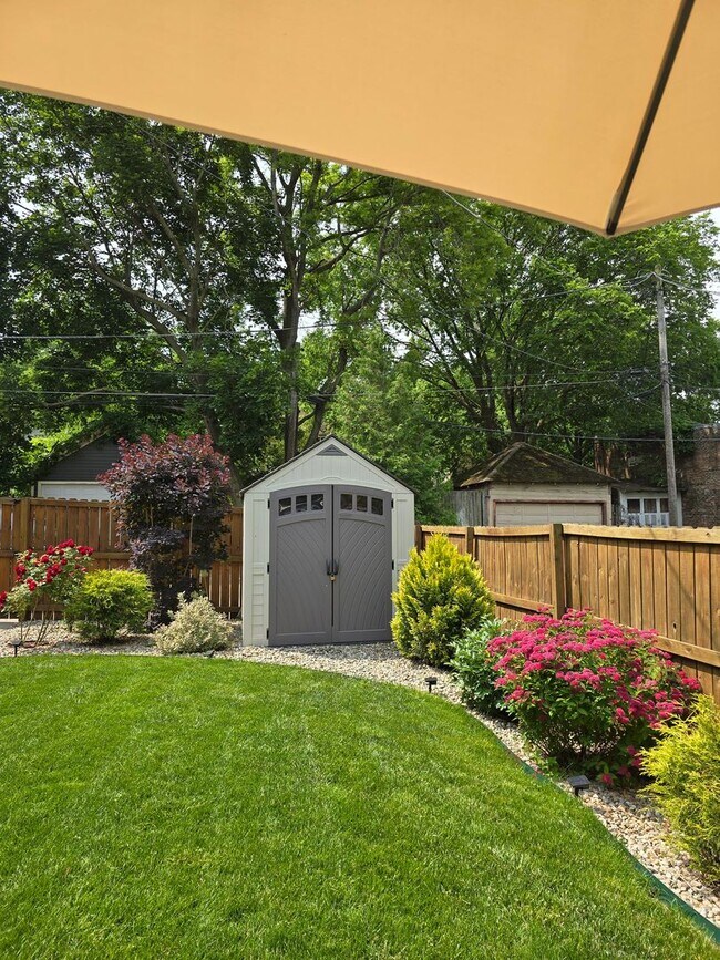 Building Photo - Updated HISTORICAL Downtown Home w/fenced ...