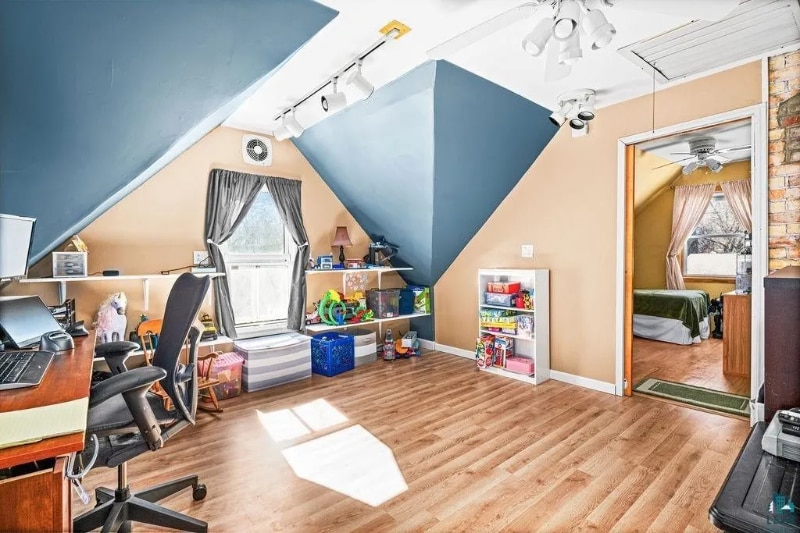 Building Photo - 711 E 8th St