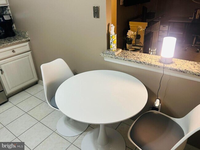 Building Photo - 60104 Delaire Landing Rd