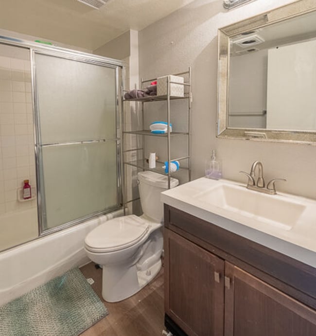 Building Photo - Beautiful Renovated 2 Bedroom Condo with Laundry Hookups, Private Patio, Secured Parking, Hardwoo...