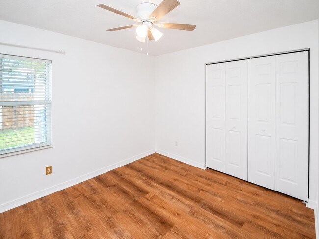 Building Photo - 405 Island View Cir