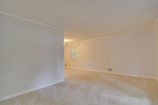 Building Photo - 303 Meadowlake Dr