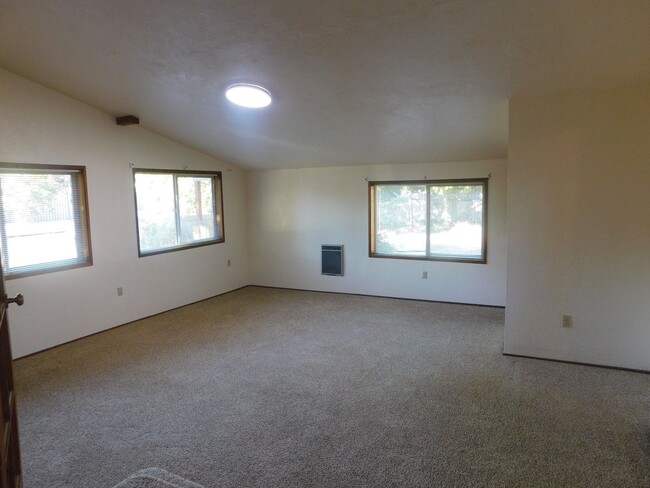Building Photo - Spacious 3/Bedroom-1-1/2Bathroom Home In F...