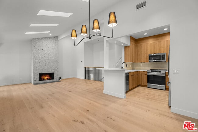 Building Photo - 1648 Palisades Dr
