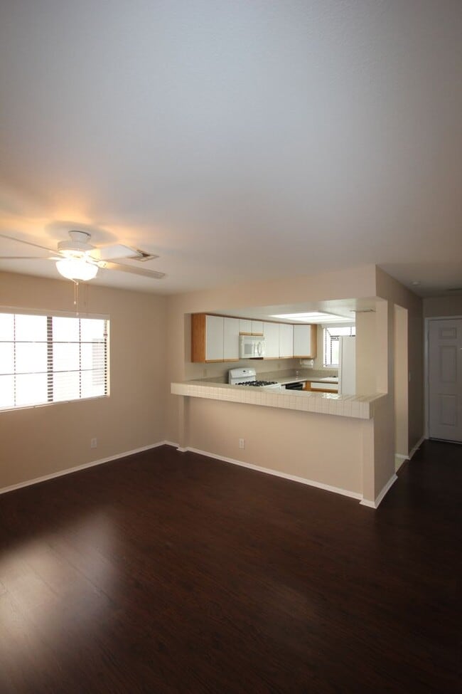 Building Photo - Lovely 2 Bed 2 Bath Downstairs Condo in Gr...