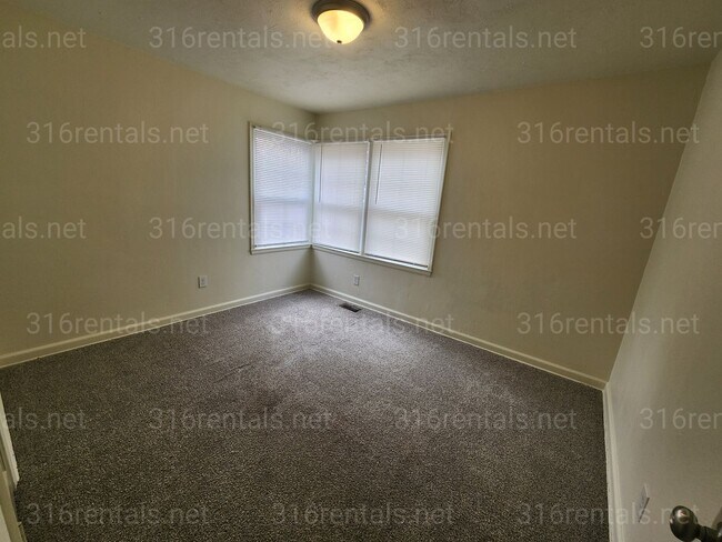Building Photo - $999- 3 bedroom/ 1 bathroom - Single Family Home