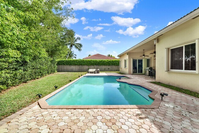 Building Photo - Elegant 4-Bedroom Pool Home in Exclusive G...