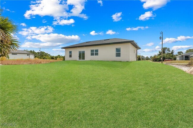 Building Photo - 837 Colyer St E