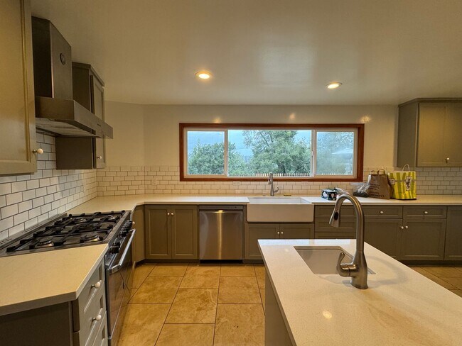 Building Photo - Beautiful 3 bedroom gated home in Aptos Hills!