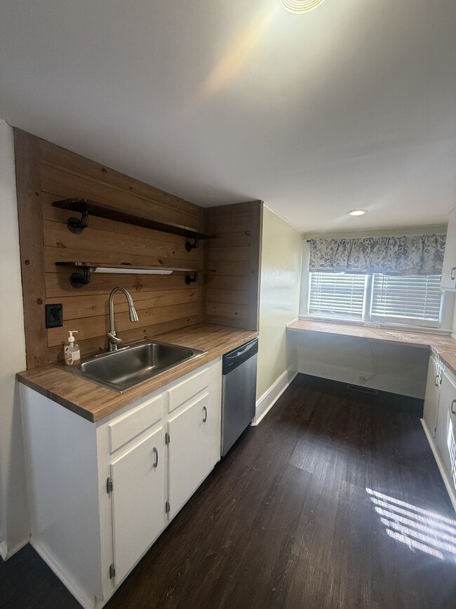 Building Photo - 303 W Parrish Dr