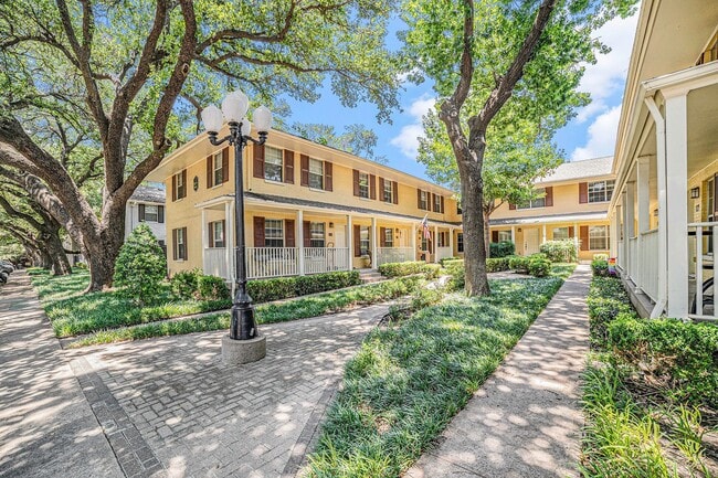 Building Photo - Charming, turnkey apartment near Oak Lawn ...