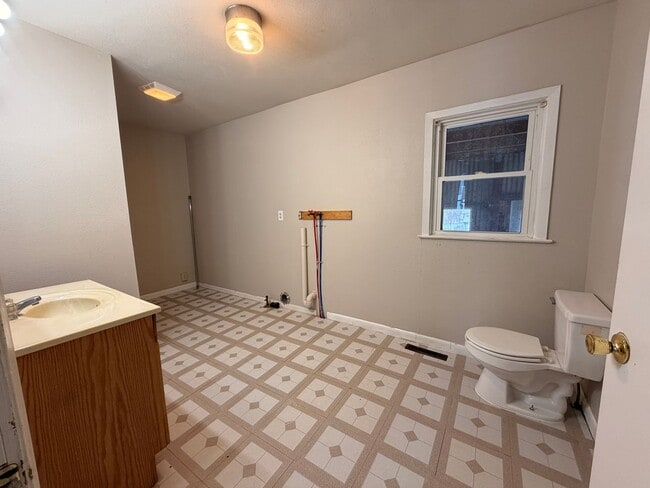 Building Photo - Spacious 2+ bedroom house $750!