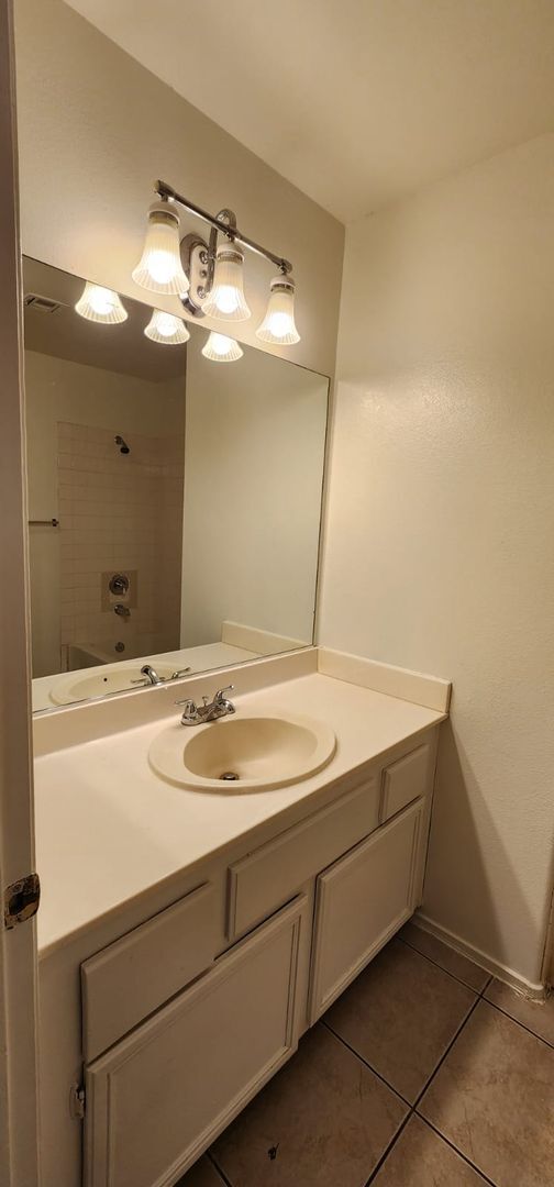 Building Photo - Beautiful 3-Bed, 2.5-Bath Home in Las Vegas