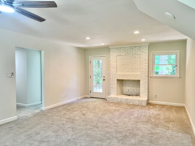 Building Photo - SPACIOUS 4 BEDROOM CLOSE TO MATTHEWS!