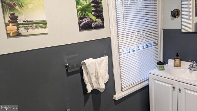 Building Photo - 604 W Holly Ave