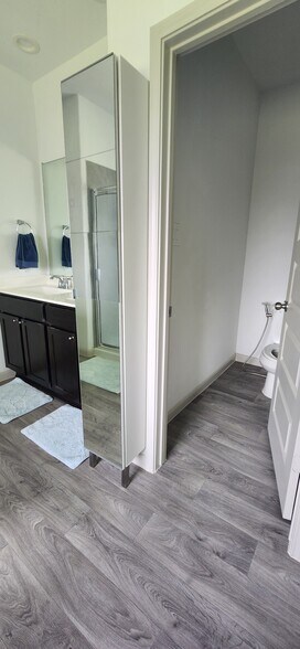 Bathroom 2: Master bedroom - 3502 Park Vista Dr