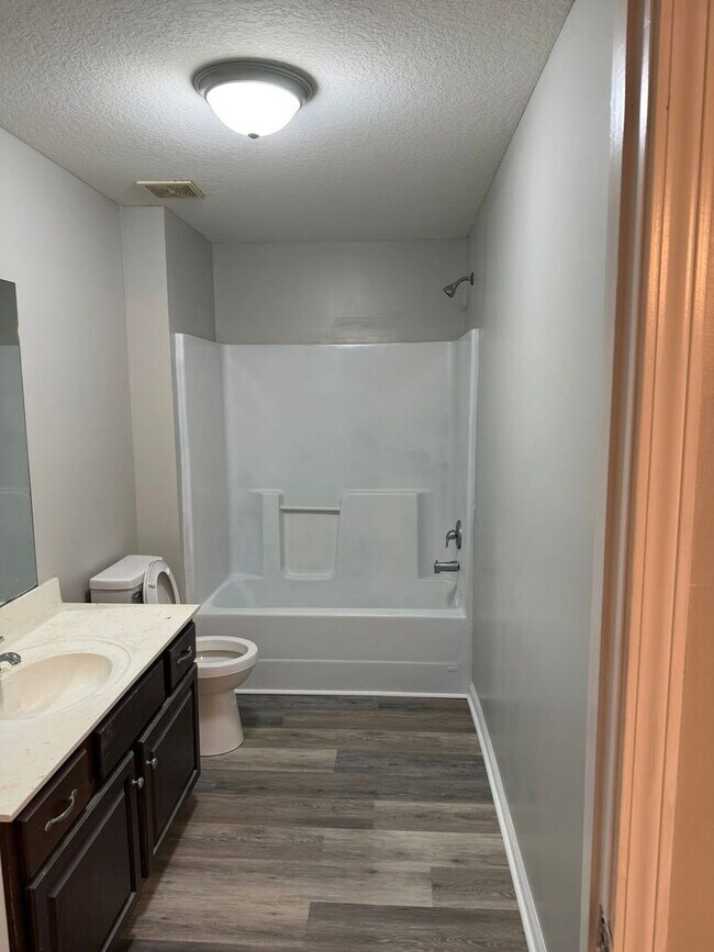 Building Photo - 3 Bed 2 Bath Apartment