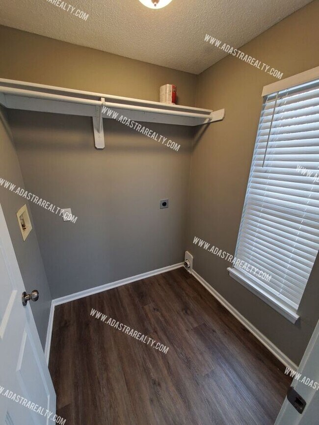 Building Photo - Gorgeous Modern Shawnee Townhome!! So much...