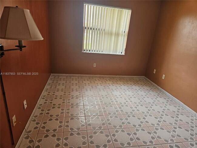 Building Photo - 855 NE 209th St