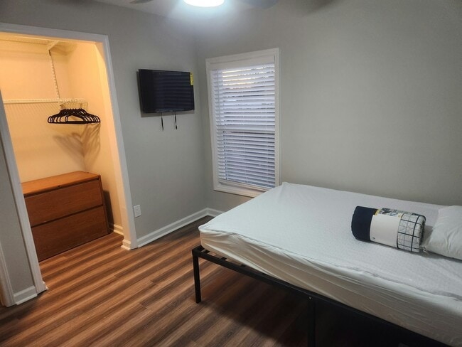 Building Photo - 2626 Lasalle St