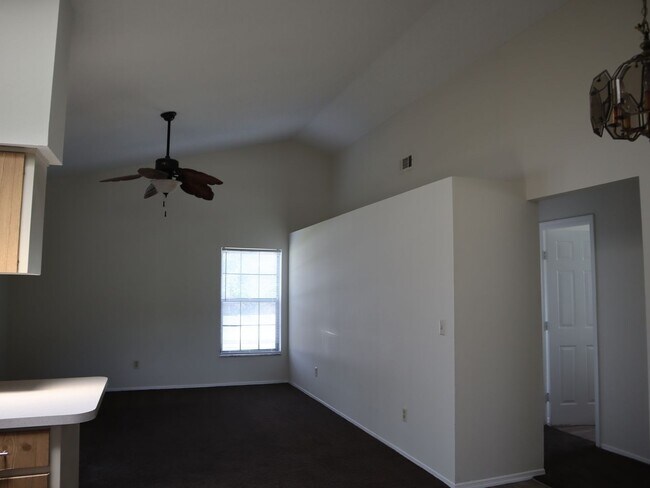 Building Photo - 3 Bedroom 2 Bath 2 Car Garage Deltona