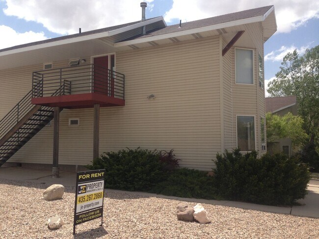 Building Photo - Ground Level Apartment