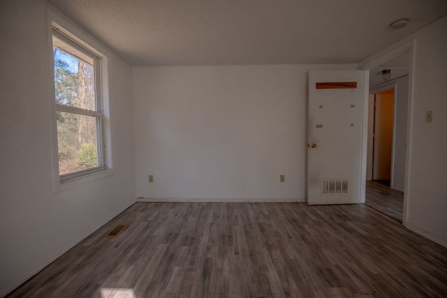 Building Photo - 806 Lakeland St